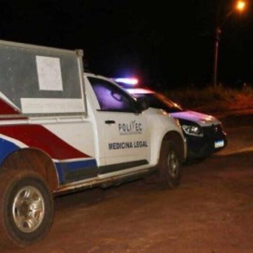 Homem é morto a tiros e outros dois ficam feridos por criminoso em motocicleta durante a madrugada