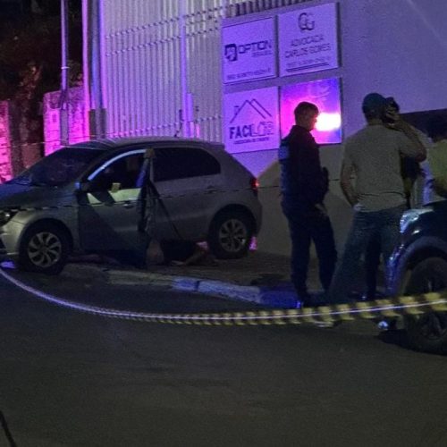 Homem é perseguido e assassinado a tiros dentro de carro em Cuiabá; companheira escapa ilesa