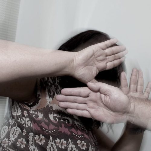 Homem é preso após agredir esposa com garrafada no rosto e a manter em cárcere privado por 18 horas