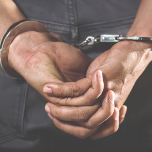 Homem é preso após tentar matar colega com telhas em Rondonópolis