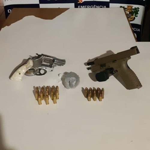 Homem é preso com armas de fogo, munições e maconha em zona rural