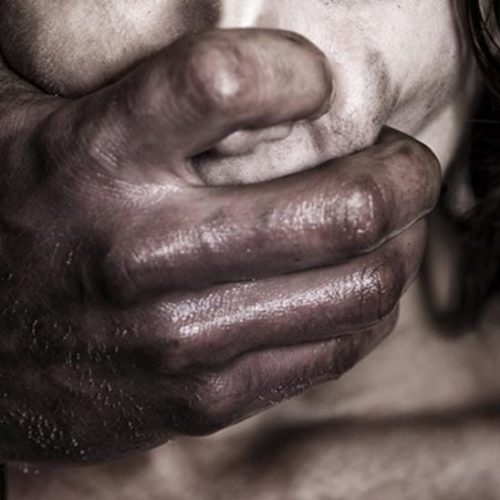 Homem enforca e desmaia companheira no soco duas vezes por ciúmes e vai preso em VG