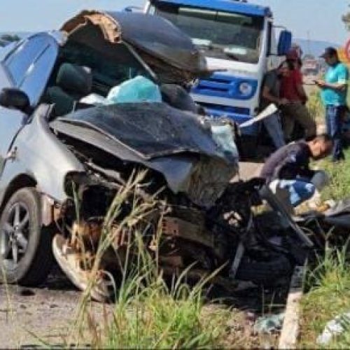 Homem morre e quatro ficam feridos em colisão entre Corolla e carreta em MT