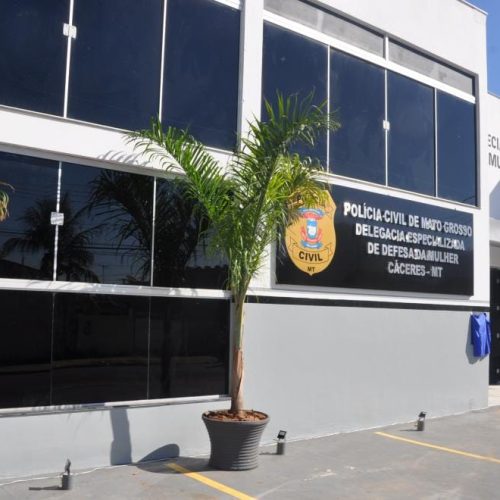 Homem põe arma na cabeça da esposa, ameaça atirar e promete incendiar residência