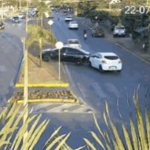 Homem que jogou carro contra o da ex em avenida é solto após audiência