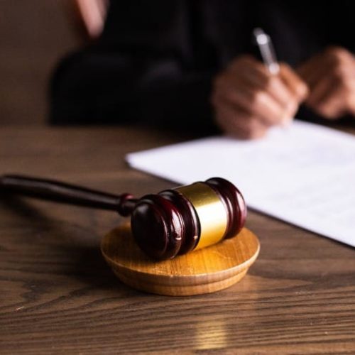 Homem que matou a ex e o atual namorado dela, e ateou fogo nos corpos é condenado a 61 anos