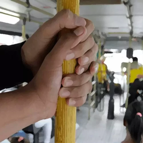 Homem se masturba na frente de adolescente de 17 anos dentro de ônibus em Cuiabá