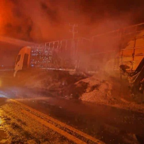 Incêndio atinge carreta carregada com soja em MT; bombeiros usam 18 mil litros de água