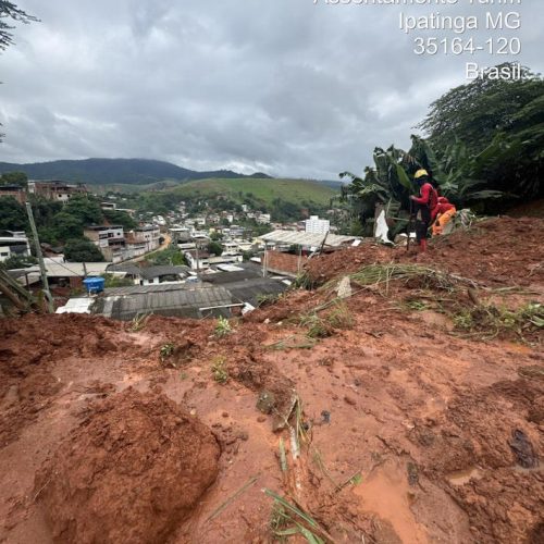 Desabamentos causados por fortes chuvas deixam ao menos 7 mortos na região de Ipatinga, MG