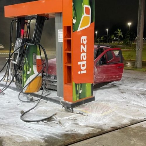 Lucas: Mulher é socorrida pelos bombeiros após perder controle de carro e bater em bomba de combustíveis em posto