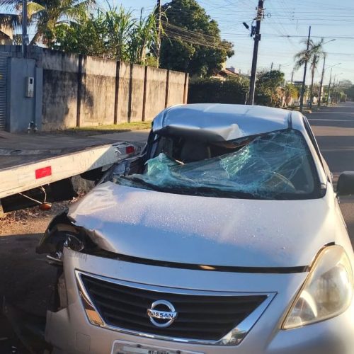 Condutor bate carro na traseira de caminhão estacionado em Sinop 