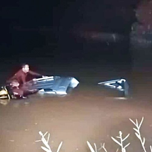 Caminhonete cai em lagoa em Sinop