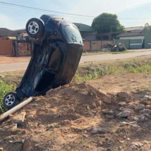 SINOP-MT: Carro colide com outro e cai em vala em Sinop; condutor embriagado preso
