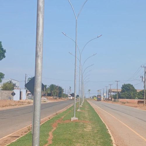 Itanhangá-MT: Prefeitura Municipal Investe em Iluminação Pública com Instalação de Postes e Luminárias de LED na MT-242