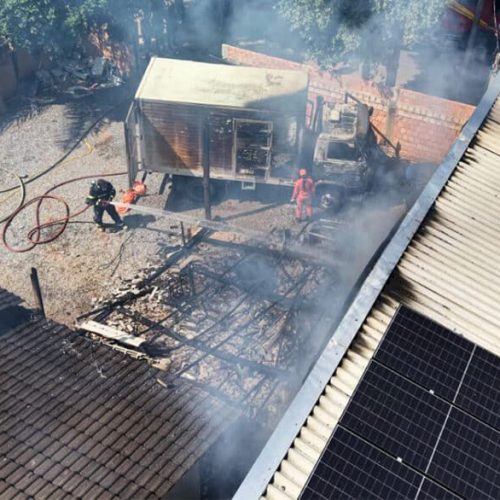 Incêndio causa danos em caminhão e residência em Sorriso