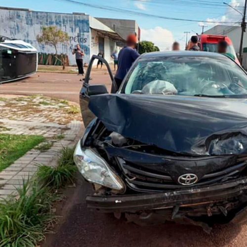 Carro tomba após colisão com outro em Sinop; mulher socorrida
