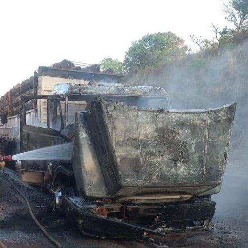 Cabine de carreta pega fogo e fica destruída em rodovia de Mato Grosso