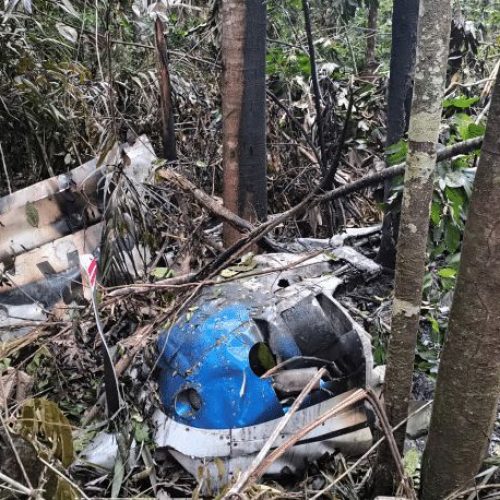 Destroços de avião são encontrados em área de mata no Nortão