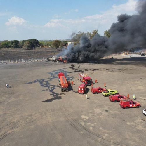 Incêndio atinge carretas estacionadas em posto de combustível em Várzea Grande