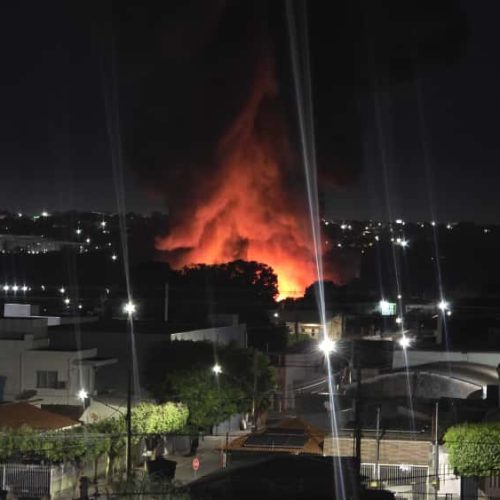 Incêndio de grandes proporções destrói empresa de reciclagem em Cuiabá e provoca explosões