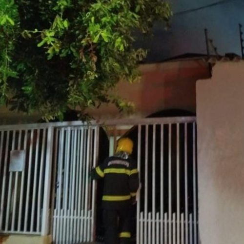 Incêndio de grandes proporções destrói residência no CPA 1 em Cuiabá