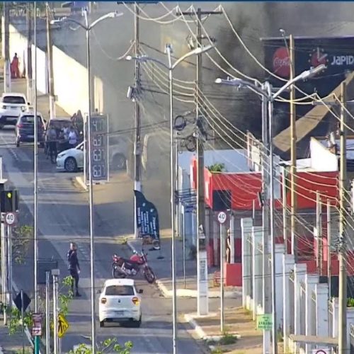 Incêndio em restaurante japonês mobiliza Corpo de Bombeiros e interdita avenida em Várzea Grande