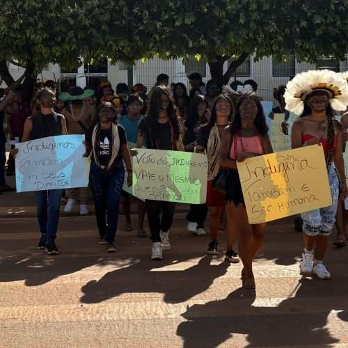 Indígenas protestam em frente ao fórum de Brasnorte em defesa de prefeito cassado