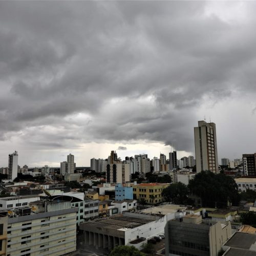 Inmet tem alerta de chuvas intensas, granizo e ventos de até 100 km para Cuiabá e outras cidades