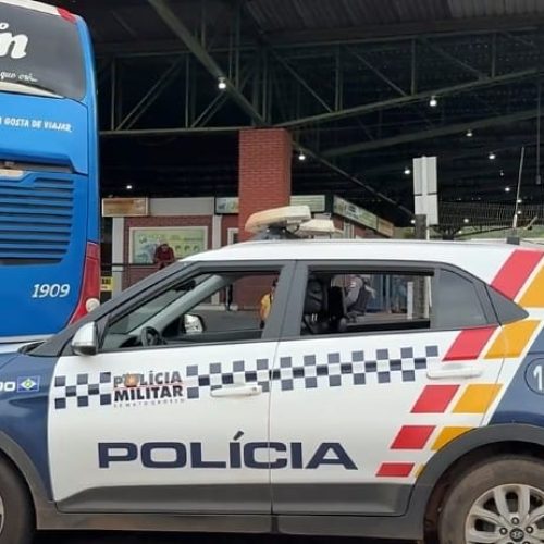 Integrantes do Comando Vermelho invadem ônibus em rodoviária e matam jovem com tiros no tórax