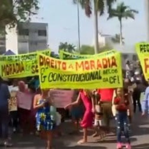 Invasores fazem protesto na prefeitura após serem notificados para desocupar área privada em Cuiabá