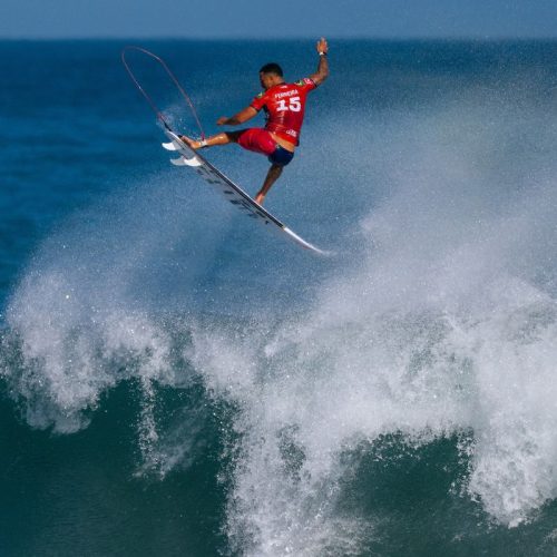 Italo Ferreira brilha com aéreo para alcançar quartas da etapa do Rio