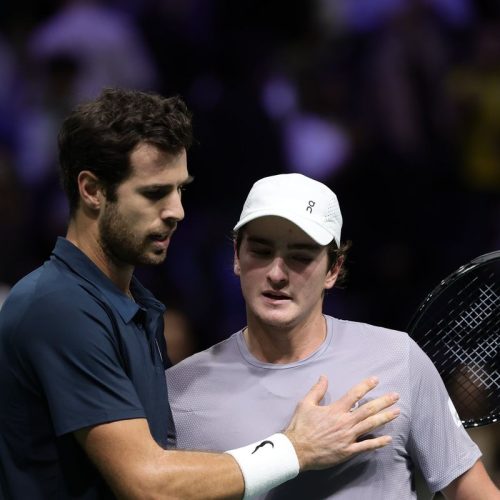 João Fonseca batalha em quadra, mas dá adeus ao Masters 1000 de Paris