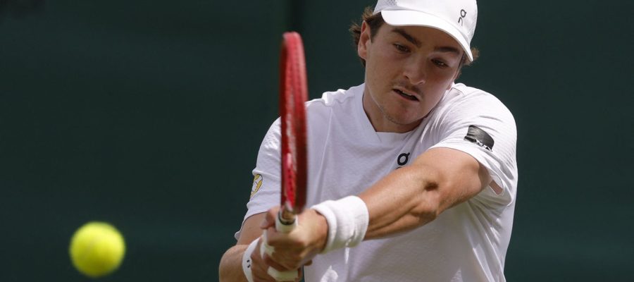 João Fonseca estreia em Wimbledon com 3 a 0 sobre Bautista Agut