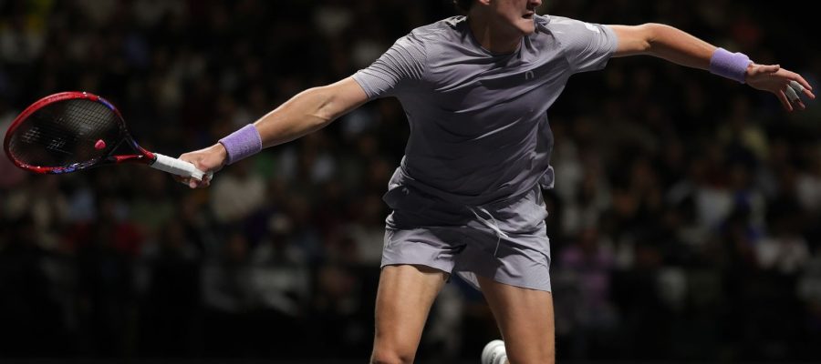 João Fonseca vence Shapovalov na estreia do Masters 1000 de Paris