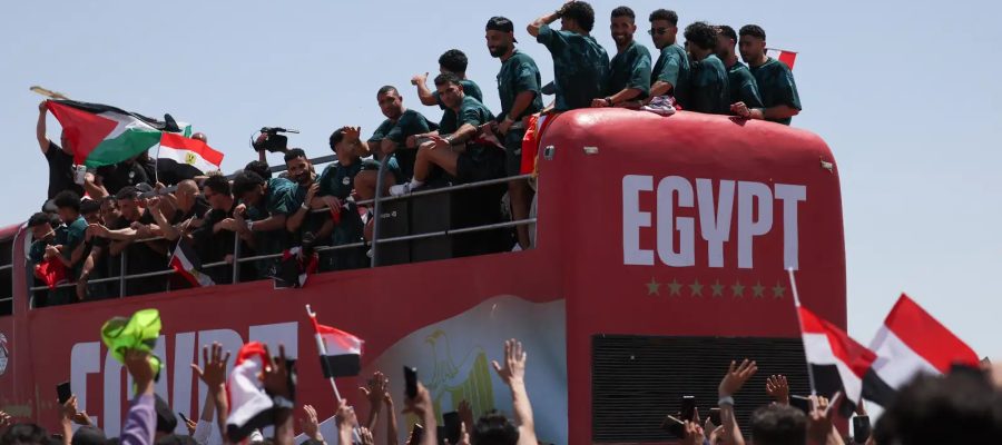 Jogadores do Egito são recebidos como heróis após atuação na Copa