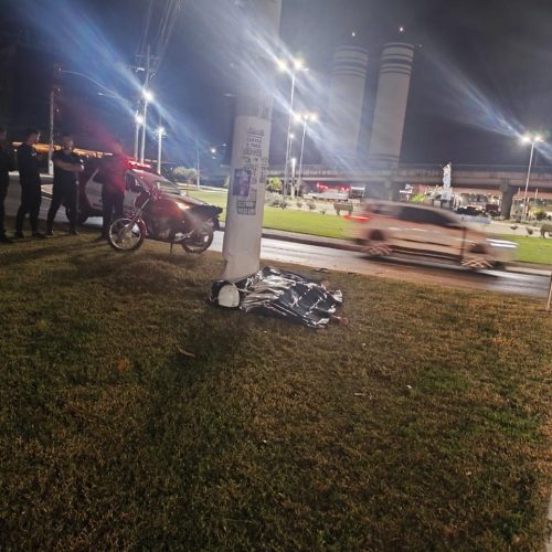 Jovem de 19 anos que empinava moto morre ao perder controle e colidir com poste em VG