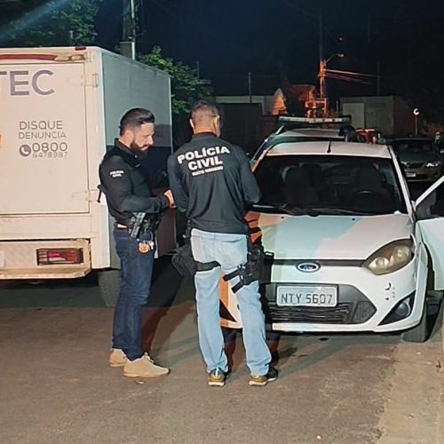 Jovem de 25 anos é assassinado a tiros dentro de carro em bairro de Cuiabá por dupla em motocicleta