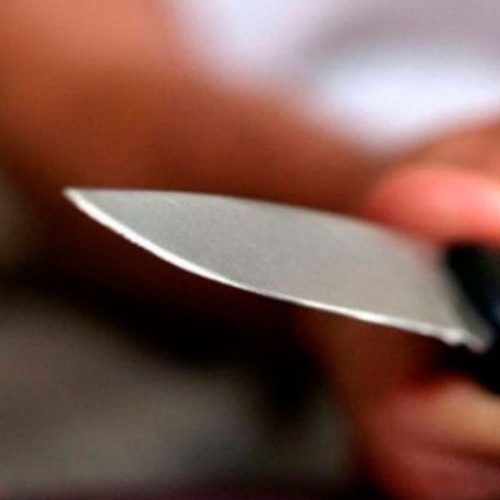 Jovem é esfaqueado nas costas após discussão em frente de casa em MT; dois são presos