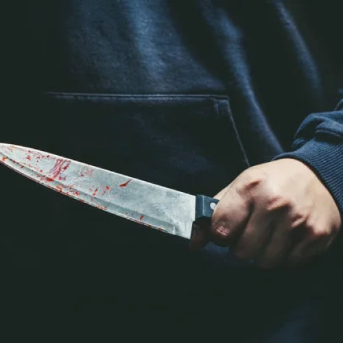 Jovem é esfaqueado por colega de trabalho após brincadeira em alojamento de empresa
