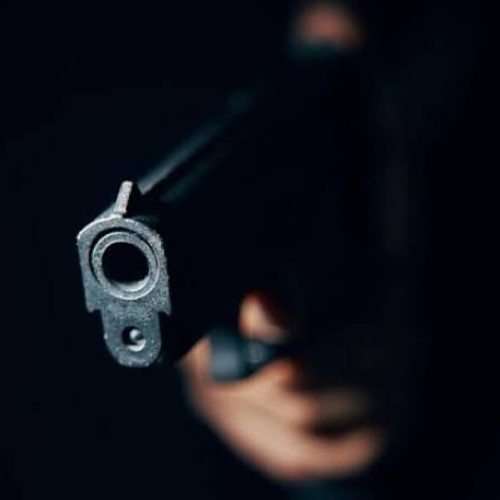 Jovem suplica para não morrer antes de ser executado com três tiros em kitnet