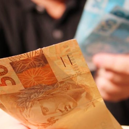 Juiz barra descontos abusivos de aposentada em empresa alvo por esquema com consignados