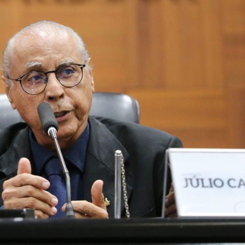Júlio Campos pede “complacência” ao governador e cobra liberação de emendas
