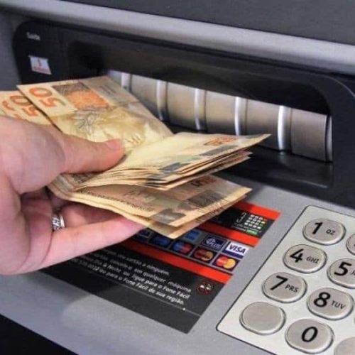 Justiça condena banco por descontar salário de servidora que teve consignado negado