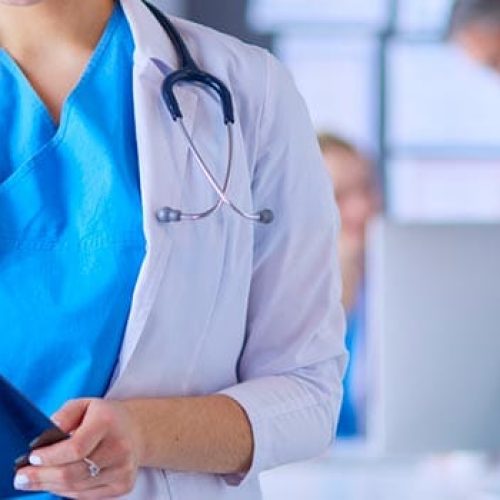 Justiça condena família de médica em Cuiabá a devolver R$ 257 mil por mais de 100 faltas injustificadas