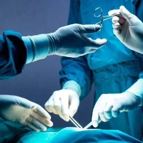 Justiça condena hospital por operar perna errada de paciente e determina indenização de R$ 30 mil