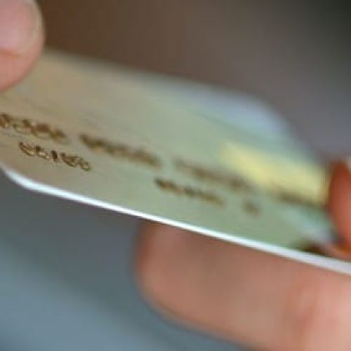 Justiça determina que banco indenize idosa por cobrança indevida em Mato Grosso