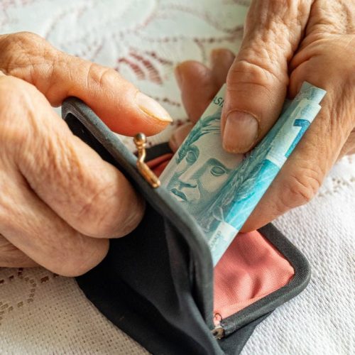Justiça flagra fraude bancária e suspende descontos indevidos na aposentadoria de idoso