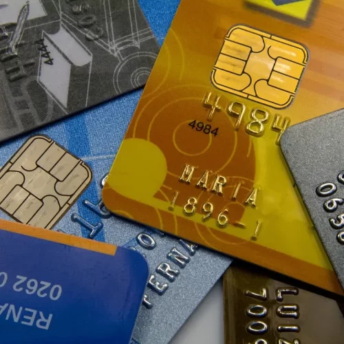 Justiça manda operadora reembolsar empresa por cobrança indevida de taxas