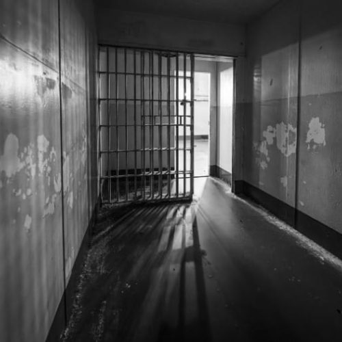 Justiça mantém preso ex que invadiu casa de madrugada e arrastou mulher nua na rua