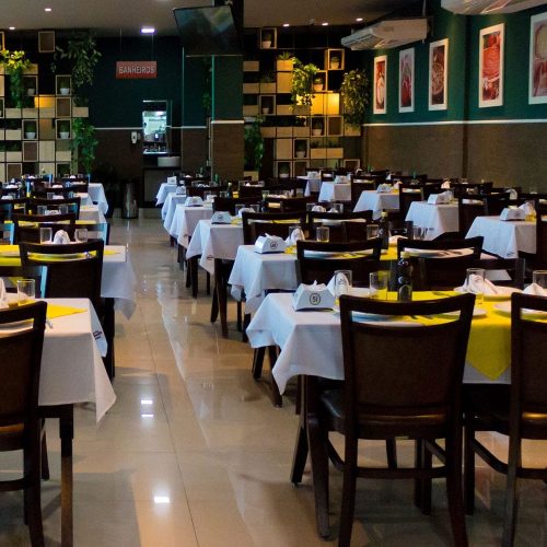 Justiça suspende cobrança de dívida e reduz multa após quebra de acordo entre restaurantes de Cuiabá